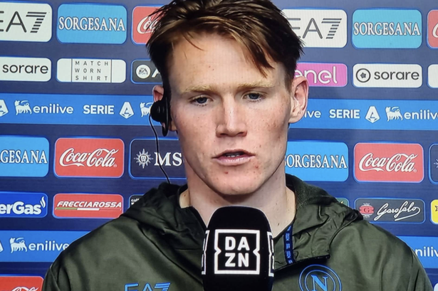 NOTIZIE DI TRASFERIMENTO: Scott McTominay rescinde il suo contratto con il Napoli e firma un contratto quadriennale con il Manchester City. Il trasferimento da Napoli a Manchester City è riportato essere del valore di 45,7 milioni di sterline… leggi di più 👇