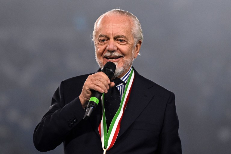 ULTIM’ORA: Il proprietario del SSC Napoli, Aurelio De Laurentiis, ha preso una decisione molto delicata per ingaggi di massa in arrivo…. Vedi di più