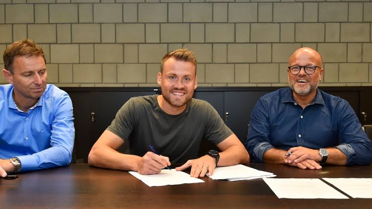 Een nieuw tijdperk breekt aan: Simon Mignolet verlengt zijn contract bij de club Brugge, dat in juni 2026 zou aflopen, met een salarisverhoging en jaarlijkse bonussen, en biedt hem ook een voorstel aan dat hij nog moet accepteren